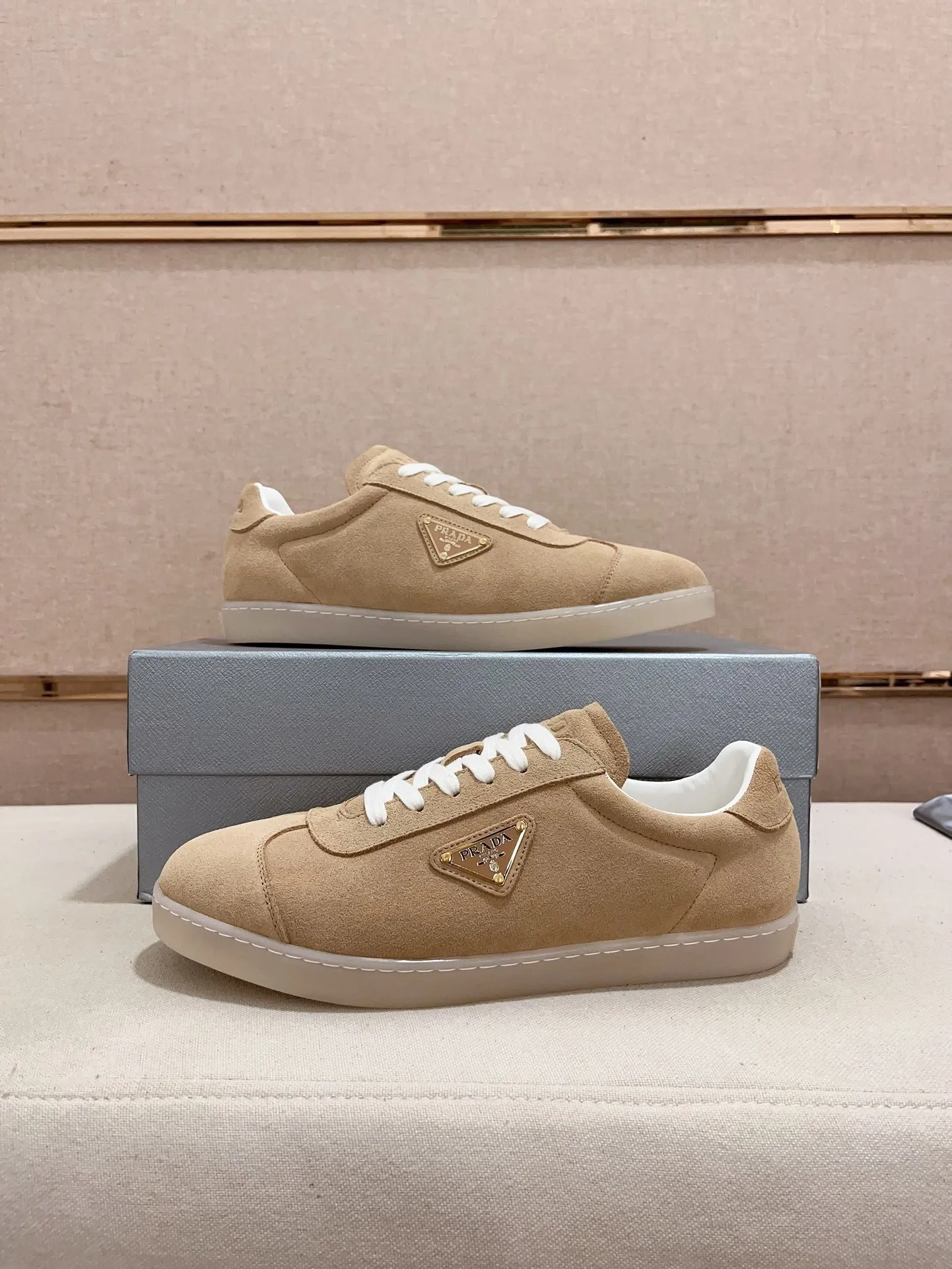 Men's Men's Shoes 💰 500💰 ✔️✔️✔️Higher version High-quality new PRADA (Prada) counters are launched simultaneously. The new men's shoes and 😘fabrics are made of high-tech glue-making technology. Lining: Full cowhide lining. 👍🏿 High-end ☄️ air-cushion molded anti-slip rubber outsole, exquisite lines, simple and elegant, comfortable and high-end for leisure travel. Code number: 38 to 44 (45 can be customized and cannot be returned or exchanged)